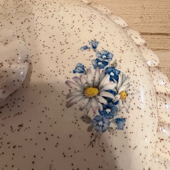 Beautiful scalloped decore dish with floral painted lid - Picture 4 of 8